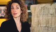Stella (Melina Kanakaredes) begutachtet die Baupläne der Arche Noah des Mordopfers.  +++