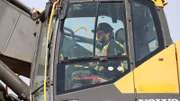 Tyson Lee arbeitet im Bagger