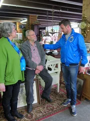 Von links: Brigitte und Hans-Jürgen im Gespräch mit Trödelexperte Andreas Bierschock.Von links: Brigitte und Hans-Jürgen im Gespräch mit Trödelexperte Andreas Bierschock.