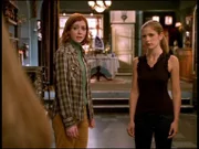 Seit Dawn von Glory entführt worden ist, befindet Buffy (Sarah Michelle Gellar, r.) sich in einer katatonischen Starre. Also dringt Willow (Alyson Hannigan, l.) mittels Zauberkraft in Buffys Verstand ein.