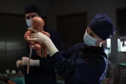 Dr. Charlotte Mohn (Katia Fellin, r.) führt den Kaiserschnitt von Nalans Patientin durch. Nachdem das Fruchtwasser schon grün war, musste die Ärztin eine schnelle Entscheidung treffen.
