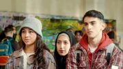 Nachdem der Lehrer Frank Stimpel die Klasse mit Hilfe der Polizei zur Schule hat bringen lassen, halten ihn die Schüler*innen Leyla (Samirah Breuer), Dilara (Jansel Dogan) und Osman (Mido Kotaini) glauben für einen sog. „31er“.