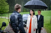 Sophia (Krista Birkner, M.) verhindert Henrys (Elias Reichert, l., mit Martin Müller, r.) erneute Flucht und der knickt schließlich ein.