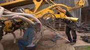 Spätsommer in Nantrow. Jetzt müsste eigentlich gesät werden, aber die Maschine ist kaputt. Zwei Generationen reparieren.