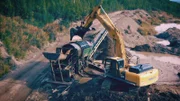 Freddy Dodge und Juan Ibarra nehmen zweieinhalb Stunden südlich von Dawson City die Ausrüstung des Teams unter die Lupe.