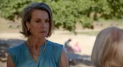 Gisela (Martina Eitner-Acheampong, r.) ist in ihrer Ehre gekränkt, als Victoria (Caroline Schreiber, l.) anbietet, ihre Schulden zu begleichen. Victoria möchte sich entschuldigen, tritt aber direkt in den nächsten Fettnapf.