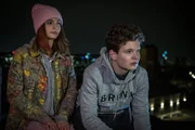 Alicia (Lisa-Marie Koroll, l.) hat Emil (Julius Störmer, r.) davon überzeugt, dass es so nicht weitergehen kann. Sie will sich mit ihm vom Dach stürzen.