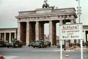 Erste Absperrungsmaßnahmen am Brandenburger Tor, 14. August 1961: Wasserwerfer blockieren die Durchfahrt.