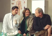 Dr. Kleist (Francis Fulton-Smith, l.) versucht nicht nur, das Leben seiner Patientin Milena Strunk (Swetlana Schönfeld, M.), die an einer gefährlichen Nierenstörung leidet, zu retten, sondern auch die Liebe zu ihrem Lebensgefährten Bernd Wertheimer (Dieter Montag, r.).