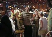 Die Halloween-Party entpuppt sich als ganz entscheidender Abend: Dash DeWitt, Crickett, Lavon, Annabeth und Wanda (v.l.n.r.: Reginald VelJohnson, Brandi Burkhardt, Cress Williams, Kaitlyn Black, Mallory Moye) ...