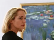 Endlich hat Isabelle (Natalia Wörner) den "Seerosenteich" von Claude Monet ersteigern können.