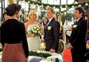 Hochzeit: In einer romantischen Zeremonie, geben sich Katja (Saskia Valencia, 3.v.l.) und Philipp (Thorsten Nindel, 2.v.r.) vor den Trauzeugen Merle (Anja Franke, l.) und Gunter (Hermann Toelcke, r.) das Ja-Wort.