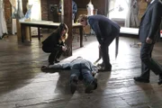 Untersuchen den Mord an einem in Ungnade gefallenen Modedesigner, der kurz vor einem Comeback stand: Teresa (Robin Tunney, l.) und Patrick (Simon Baker, r.) ...