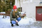 Valentina (Paulina Hobratschk) findet zufällig ein Portemonnaie.