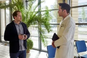 Dr. Philipp Brentano (Thomas Koch, rechts) fragt vorsichtig bei Ingo Bender (Max Hoppe), dem Vater seines kleinen Patienten Luis, nach, ob es vielleicht einen Grund für die häufigen Arztbesuche gibt. Ingo weiß nicht worauf der Arzt hinaus will. Philipp meint, dass Meike möglicherweise unter dem Münchhausen-Stellvertreter-Syndrom leiden könnte. Eine Krankheit bei der meist Mütter Krankheiten oder Symptome forcieren.
