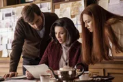 "Outlander - Die Highland-Saga", "Verlust." Im Jahr 1968 sucht Claire gemeinsam mit ihrer Tochter Brianna in Schottland nach den historischen Spuren von Jamie. Der Erfolg ihrer Bemühungen hält sich allerdings in Grenzen. Die beiden ahnen nicht, dass Jamie gut zweihundert Jahre zuvor gnadenhalber als Stallbursche bei Lord Dunsany untergekommen ist. Dunsanys Tochter Geneva soll gegen ihren Willen mit dem älteren Lord Ellesmere verheiratet werden. Die junge Frau möchte ihre Unschuld aber lieber an Jamie verlieren.Im Bild (v.li.): Richard Rankin (Roger Wakefield), Caitriona Balfe (Claire Randall Fraser), Sophie Skelton (Brianna Randall Fraser).