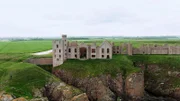 Slains Castle wurde 1837 zu einem Herrenhaus erweitert. Der Prachtbau an der Küste Schottlands war eine wichtige Inspiration für den Schriftsteller Bram Stoker.