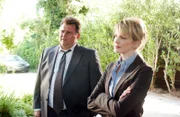Lilly (Kathryn Morris, r.) und Nick (Jeremy Ratchford, l.) versuchen eine mysteriöse Flucht aus einem Gefängnis aufzuklären ...