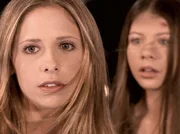 Um den Weltuntergang zu verhindern, will Dawn (Michelle Trachtenberg, r.) vom Opferturm in die Tiefe springen - doch Buffy (Sarah Michelle Gellar, l.) kommt ihr zuvor ...