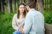 Maxi (Katharina Scheuba, hinten) ahnt nicht, dass Henry (Elias Reichert, vorne) auf Abstand geht, um sie zu schützen.