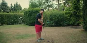 Rocco (Hoang Minh Ha) übt im heimischen Garten für das große Golfturnier.