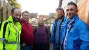 Im gemeinsamen Haus der Brüder Andreas (li.) und Hugo (2.v.li.) ist kein Zentimeter vor Andreas? Sammelwahn sicher. Überall Schrott, Trödel und Müll, den er irgendwann gewinnbringend verkaufen möchte. Kann der Trödeltrupp da helfen? (Foto: Mauro Corradino, re., Sükrü Pehlivan, 2.v.re.; Silke (Mitte), hat die Experten gerufen)