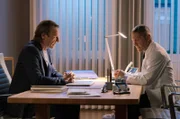 Dr. Rolf Kaminski (Udo Schenk, re.) glaubt, dass er für den Systemausfall in der Sachsenklinik verantwortlich sein könnte. Er hatte am Morgen eine Mail mit einem Link geöffnet, der ursächlich dafür sein könnte. Klinikleiter Dr. Martin Stein (Bernhard Bettermann, li.) versucht, den Kollegen zu beruhigen.