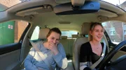 Loredana (re.) und Schwester Sarafina auf dem Weg in den Supermarkt.