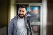 SÜDWESTRUNDFUNK ALMANIA - Comedian Phil Laude spielt Frank Stimpel, 28 Jahre alt und der deutscheste Lehrer Deutschlands. Korrekt, regel- besessen, laktoseintolerant – ein unbeirrbarer ‘Alman’. Zeyhun Demirov in der Rolle Yunus Firat.