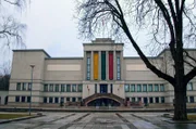 Kaunas, die zweitgrößte Stadt Litauens, zählt mehrere Tausend moderne Gebäude, die zwischen den beiden Weltkriegen errichtet wurden und durch ihre edle Schlichtheit und geometrische Geradlinigkeit bestechen.