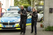 Das neue Team im vollen Einsatz: Lukas Petersen (Patrick Abozen, l.) und Bente Hinrichs (Sinha Melina Gierke, r.) nähern sich einer lebensbedrohlich eskalierenden Situation im Milieu.