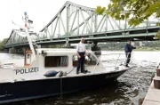 Wolf Malletzke (Christoph Grunert, l.) und Axel Sommer (Oliver Breite, r.) auf dem Weg zu einem Leichenfund an der Glienicker Brücke.