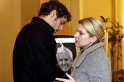 Anna (Jeanette Biedermann, r.) weicht zurück, als Jonas (Roy Peter Link, l.) ihr in der Kapelle näher kommt und sie küssen will.