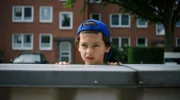 Piet (Noah Lusander) beobachtet die Tankstelle aus sicherer Entfernung.