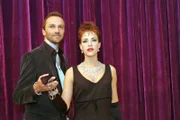 Nachdem Lisa  (Alexandra Neldel, r.) Hugo (Hubertus Regout, l.) gebeten hatte, ihr mit professionellen Tipps bei ihrer Verschönerung zur Seite zu stehen, präsentiert dieser nun die verwandelte Lisa der überraschten Belegschaft von Kerima. (Dieses Foto von Alexandra Neldel darf nur in Zusammenhang mit der Berichterstattung über die Serie "Verliebt in Berlin" veröffentlicht und verbreitet werden.)