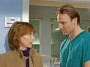 Nach Rüdiger Frenzens Operation, entschuldigt sich Susanne (Anka Baier) bei Dr. Martin Stein (Bernhard Bettermann) für ihr Verhalten - die Kunstfehlerklage ist abgewendet.