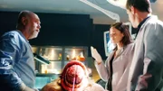 Doc Robbins (Robert David Hall, li.) bespricht mit Sara (Jorja Fox) und Nick (George Eads) die Obduktionsergebnisse von Michael Tinsleys Leichnam und bringt damit Licht ins Dunkel der Ermittlungen...
