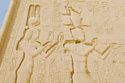 In Stein gemeißelte Figuren und Formen