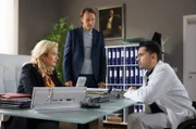 Dr. Ilay Demir (Tan Caglar, re.) hat als Assistenzarzt der Neurochirurgie eine OP durchgeführt, die seinen Kompetenzbereich weit überschritten hat. Klinikleiter Dr. Martin Stein (Bernhard Bettermann, mi.) und Verwaltungsdirektorin Sarah Marquardt (Alexa Maria Surholt, li.) werfen ihm vor, das Leben des Patienten riskiert zu haben. Diese Situation könnte Ilay Kündigung zur Folge haben.