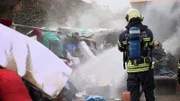 Der Feuerwehrmann löscht das Feuer