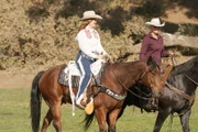 Kay Bowman (Lennon Parham, l.)