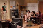 "The Big Bang Theory", "Nie mehr dumme Typen!." Raj und Howard versuchen, über eine Internet-Partnerbörse die perfekte Frau für Sheldon zu finden. Den Fragebogen füllen sie dabei so aus, wie Sheldon es tun würde - und tatsächlich stoßen sie alsbald auf eine scheinbar perfekte Kandidatin für ihn. Indes lernt Leonard Pennys neuen Freund Zack kennen. Zwar ist der unglaublich attraktiv und muskulös, doch seine Schwachstelle ist schnell gefunden: Zacks geistige Kapazitäten sind mehr als beschränkt.Im Bild (v.li.): Jim Parsons (Sheldon), Kunal Nayyar (Rajesh), Simon Helberg (Howard), Johnny Galecki (Leonard).