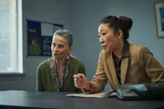 Eve (Sandra Oh, r.) muss ihrem Instinkt vertrauen und entschließt sich, die Zeugin mit Unterstützung von Ethel Rubynovitch (Ania Marson, l.) auf eigene Faust zu verhören. Was Eve dabei erfährt, überrascht sie sehr.