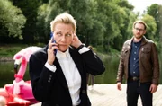 Kruppka (Karen Böhne, l.) ruft Nadine zur Spurensicherung (mit Wolf Danny Homann, h.).