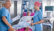 Dr. Loosen diagnostiziert eine Durchblutungssörung bei Herrn Jakobi.V.l.n.r. Dr. Harald Loosen (Robert Giggenbach), Alexander Jakobi (Mike Maas), Julia Berger (Mirka Pigulla).