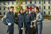 Pilot Alex (Matthias Leja, 2.v.r.) wurde wegen eines gesundheitlichen Befunds die Fluglizenz entzogen. Jetzt darf er wieder fliegen. Seine Kollegen Max (Frank Stieren, l.), Maren (Gerit Klink, 2.v.l.) und Leo (René Steinke, r.) freuen sich mit ihm.