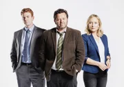 Detective Shepherd (Neill Rea, Mitte) und sein Team Kristin Sims (Fern Sutherland) und D. C. Breen (Nic Sampson) klären einen raffiniert als Unfall getarnten Mord unter Fallschirmspringern auf.