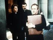 Rat suchend wendet sich Pater Charley (John Pleshette, r.) an Jonathan (Michael Landon, l.) und Mark (Victor French, M.), denn er weiß nicht wohin mit dem Koffer voller Geld.
