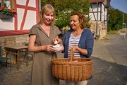 Frieda (Therese Hämer, l.) bekommt von Moni (Lilly Forgách, r) frische Eier gebracht.
