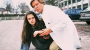 Dr. Stefan Frank (Sigmar Solbach) hilft dem Flüchtlingsmädchen Svetlana (Mirha Joldic). Sie und ihre Geschwister sind für illegale Adoptionen vom Balkan nach Deutschland geholt worden.